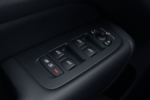 Volvo XC60 T6 Essential Bright | Panoramadak | Trekhaak | Pilot Assist | BLIS | Camera | Stoel+Stuurverwarming | ACC