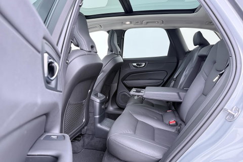 Volvo XC60 T6 Essential Bright | Panoramadak | Trekhaak | Pilot Assist | BLIS | Camera | Stoel+Stuurverwarming | ACC