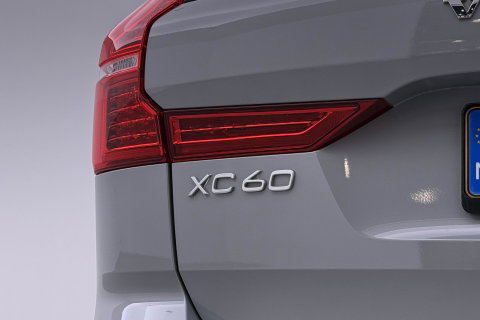 Volvo XC60 T6 Essential Bright | Panoramadak | Trekhaak | Pilot Assist | BLIS | Camera | Stoel+Stuurverwarming | ACC