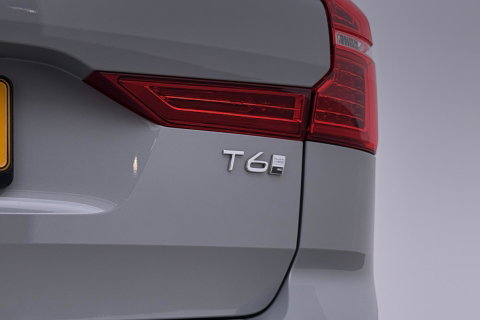 Volvo XC60 T6 Essential Bright | Panoramadak | Trekhaak | Pilot Assist | BLIS | Camera | Stoel+Stuurverwarming | ACC