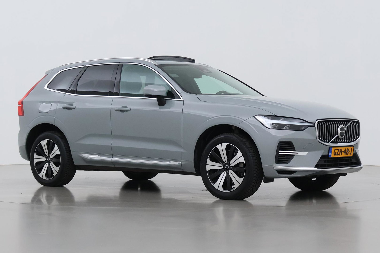 Volvo XC60 T6 Essential Bright | Panoramadak | Trekhaak | Pilot Assist | BLIS | Camera | Stoel+Stuurverwarming | ACC