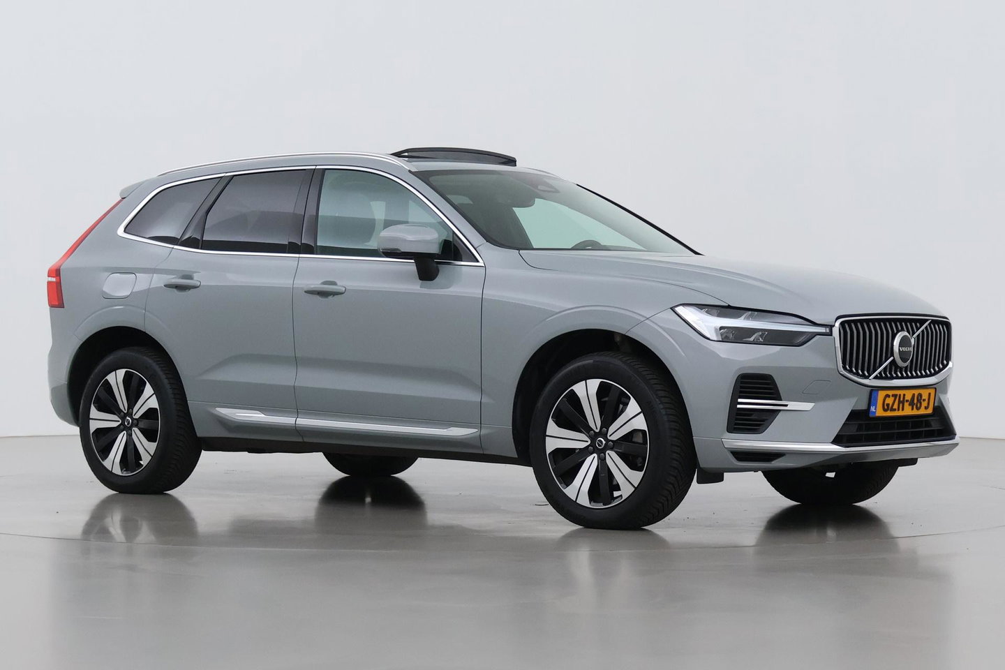Volvo XC60 T6 Essential Bright | Panoramadak | Trekhaak | Pilot Assist | BLIS | Camera | Stoel+Stuurverwarming | ACC