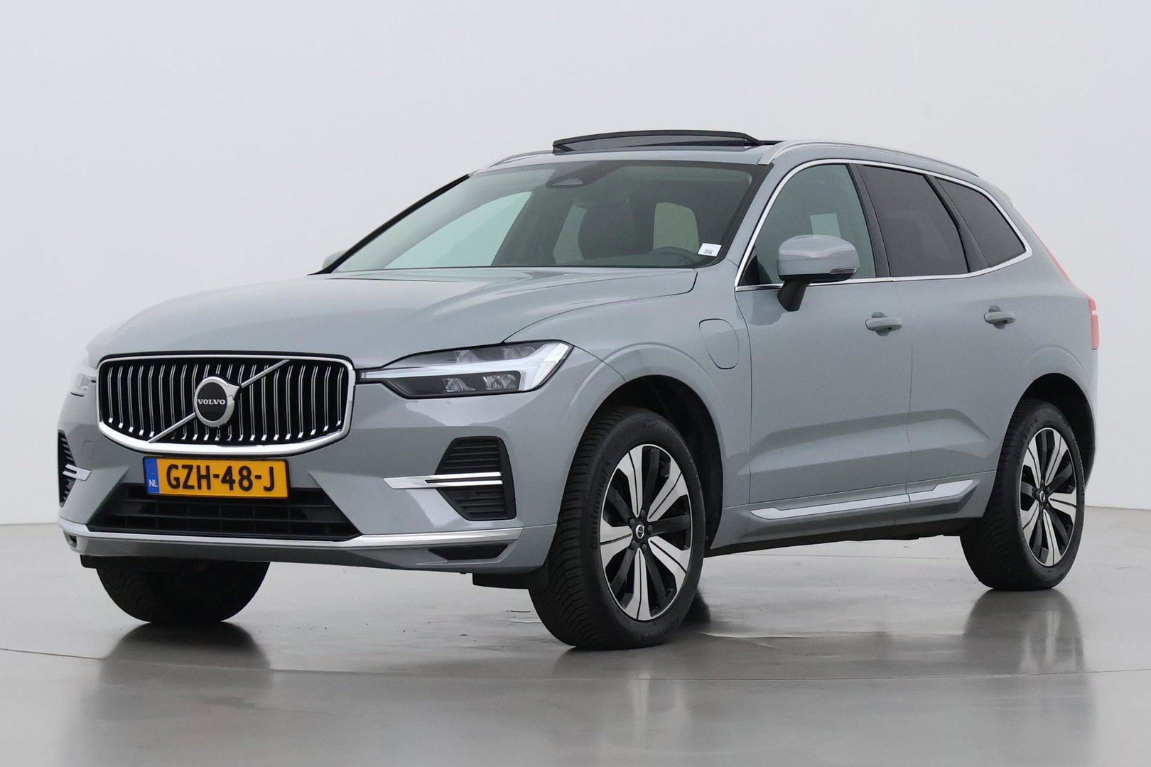 Volvo XC60 T6 Essential Bright | Panoramadak | Trekhaak | Pilot Assist | BLIS | Camera | Stoel+Stuurverwarming | ACC