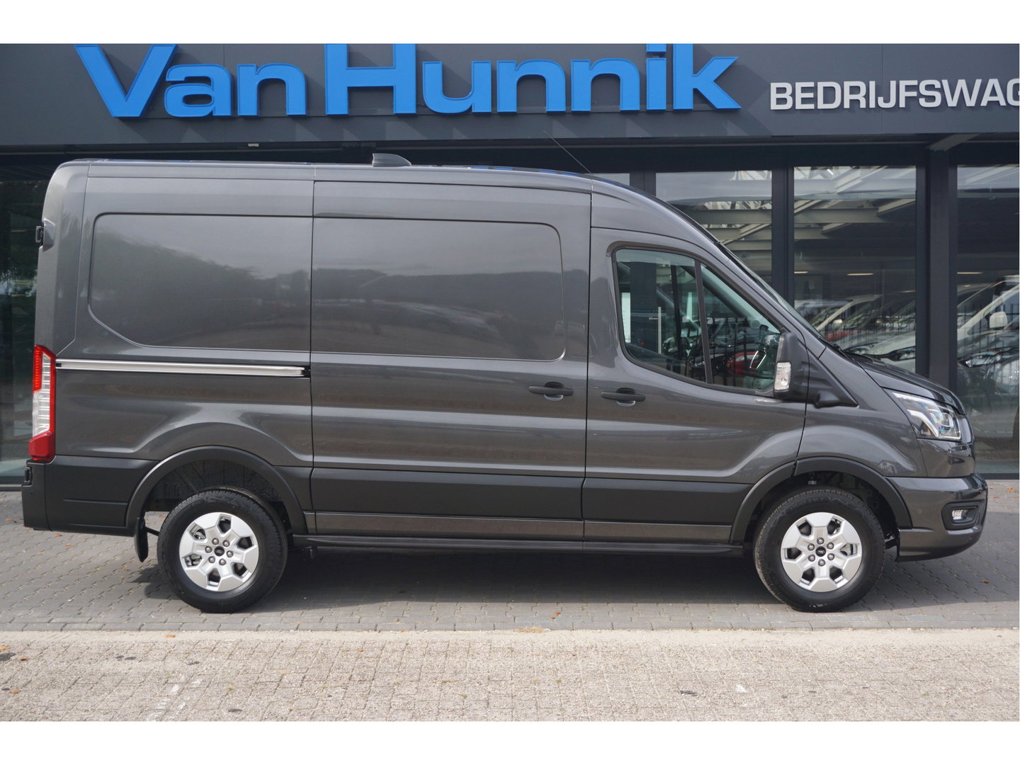 Ford Transit 350M L2H2 Limited AUT-8 165PK BPM VRIJ Navi, 360 Cam, ACC, Xenon, Lm Velg, Trekhaak!! NR. A114