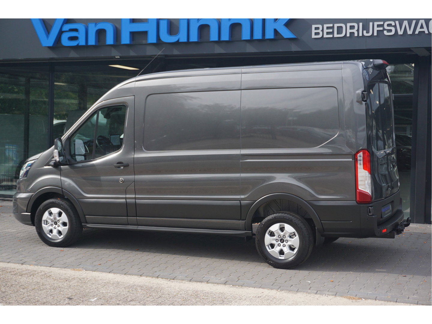 Ford Transit 350M L2H2 Limited AUT-8 165PK BPM VRIJ Navi, 360 Cam, ACC, Xenon, Lm Velg, Trekhaak!! NR. A115