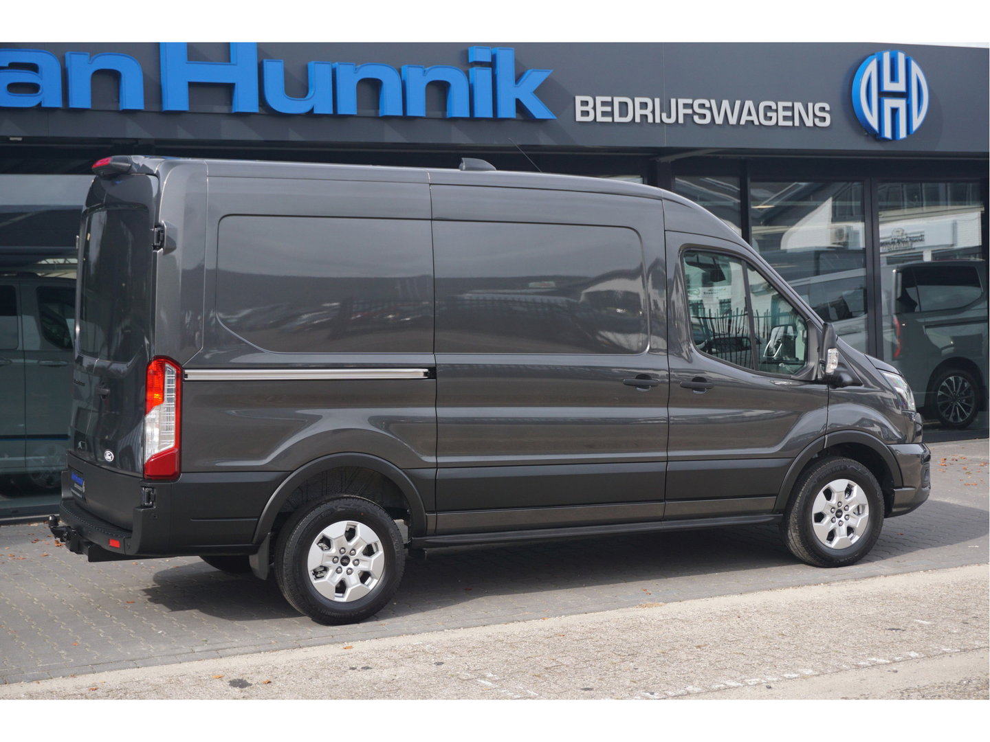 Ford Transit 350M L2H2 Limited AUT-8 165PK BPM VRIJ Navi, 360 Cam, ACC, Xenon, Lm Velg, Trekhaak!! NR. A115