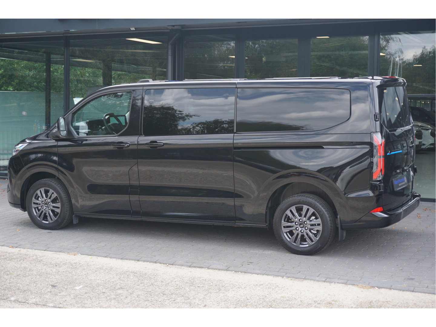 Ford Transit Custom 340L Limited DC 71 kWh / 218 PK Elektrisch Apple CP/ Android A Camera, 17" LM, Cruise, LED NR. 598