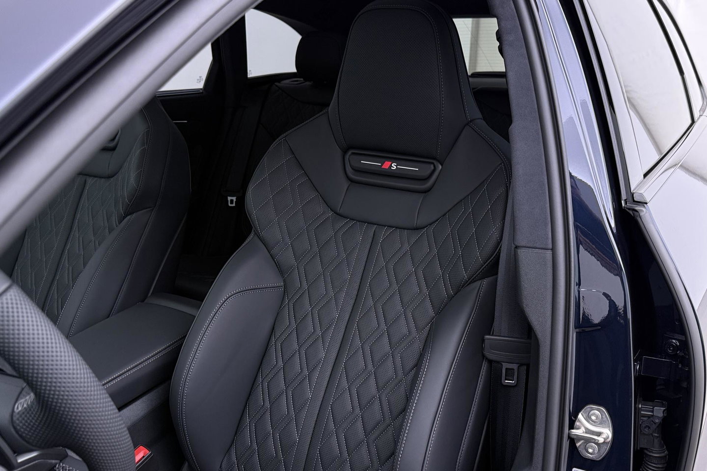 Audi A6 2.0 e-Hybrid Quattro S Edition Competition Bang&Olufsen | Luchtvering | Panoramadak | Trekhaak | Massage+Ventilatie | Head-Up | ACC | 21 Inch