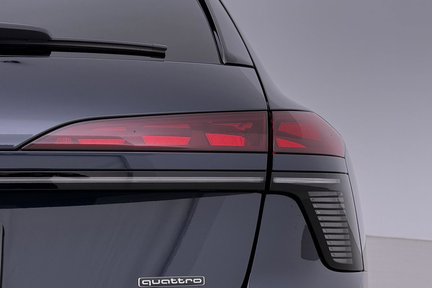 Audi A6 2.0 e-Hybrid Quattro S Edition Competition Bang&Olufsen | Luchtvering | Panoramadak | Trekhaak | Massage+Ventilatie | Head-Up | ACC | 21 Inch
