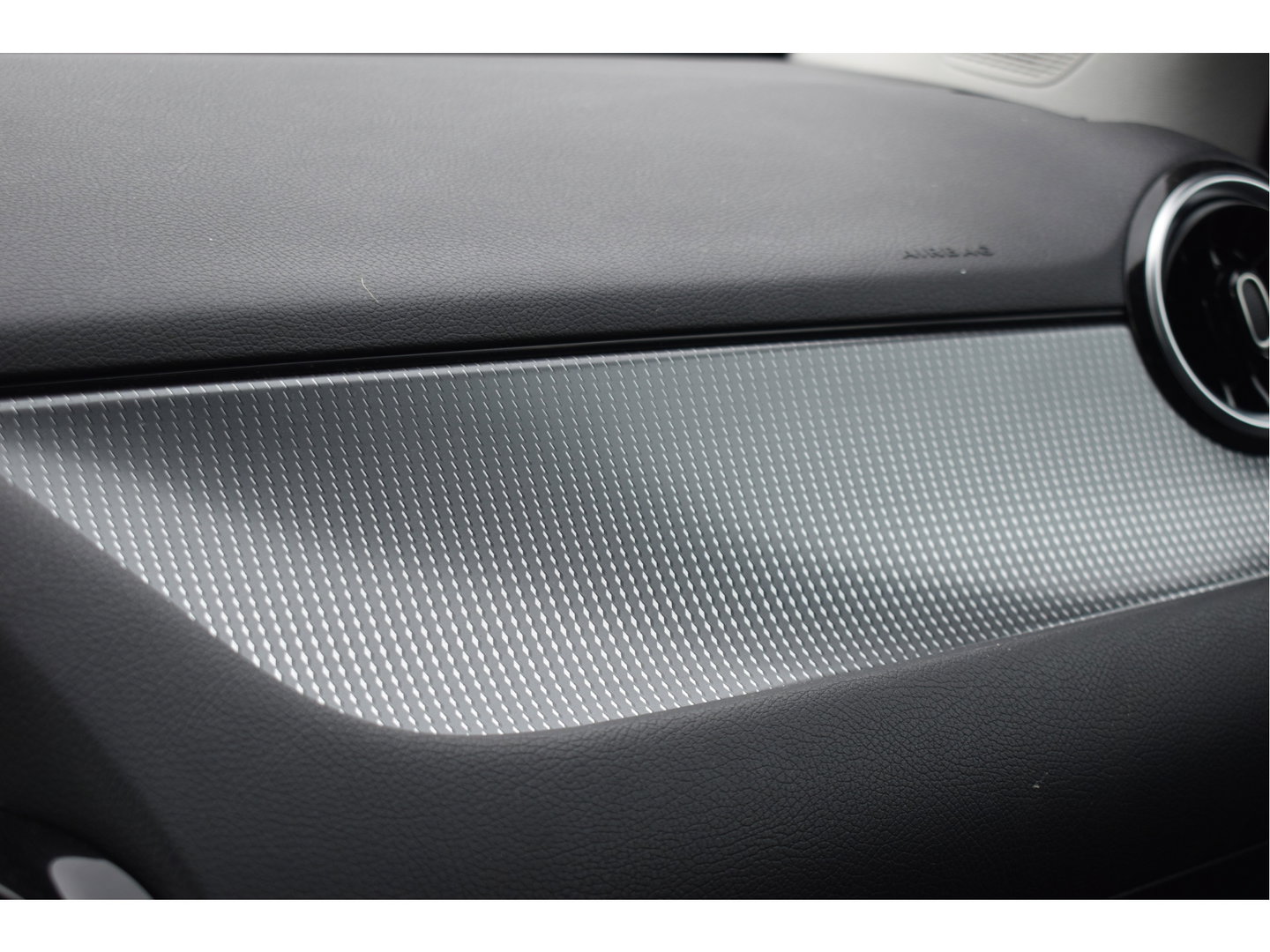 Mercedes-Benz GLA 200 Business Solution 164 pk | Camera | Afn.trekhaak | Carplay | Navi | DAB |Stoelverwarming | LED/Xenon