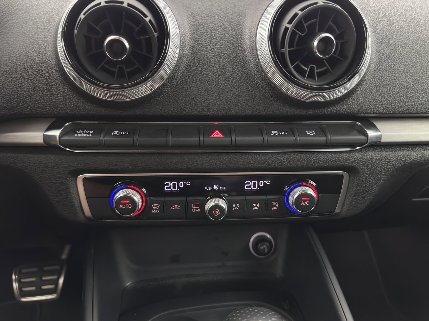 Audi A3 Sportback 1.5 TFSI CoD Sport S-Line Edition Black Optic Package Aut. *LEATHER-FABRIC | FULL-LED | SPORTSEATS | NAVI-FULLMAP | PRIVACY-GLASS | ECC | PDC | CRUISE | 18''ALU*