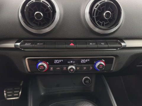 Audi A3 Sportback 1.5 TFSI CoD Sport S-Line Edition Black Optic Package Aut. *LEATHER-FABRIC | FULL-LED | SPORTSEATS | NAVI-FULLMAP | PRIVACY-GLASS | ECC | PDC | CRUISE | 18''ALU*
