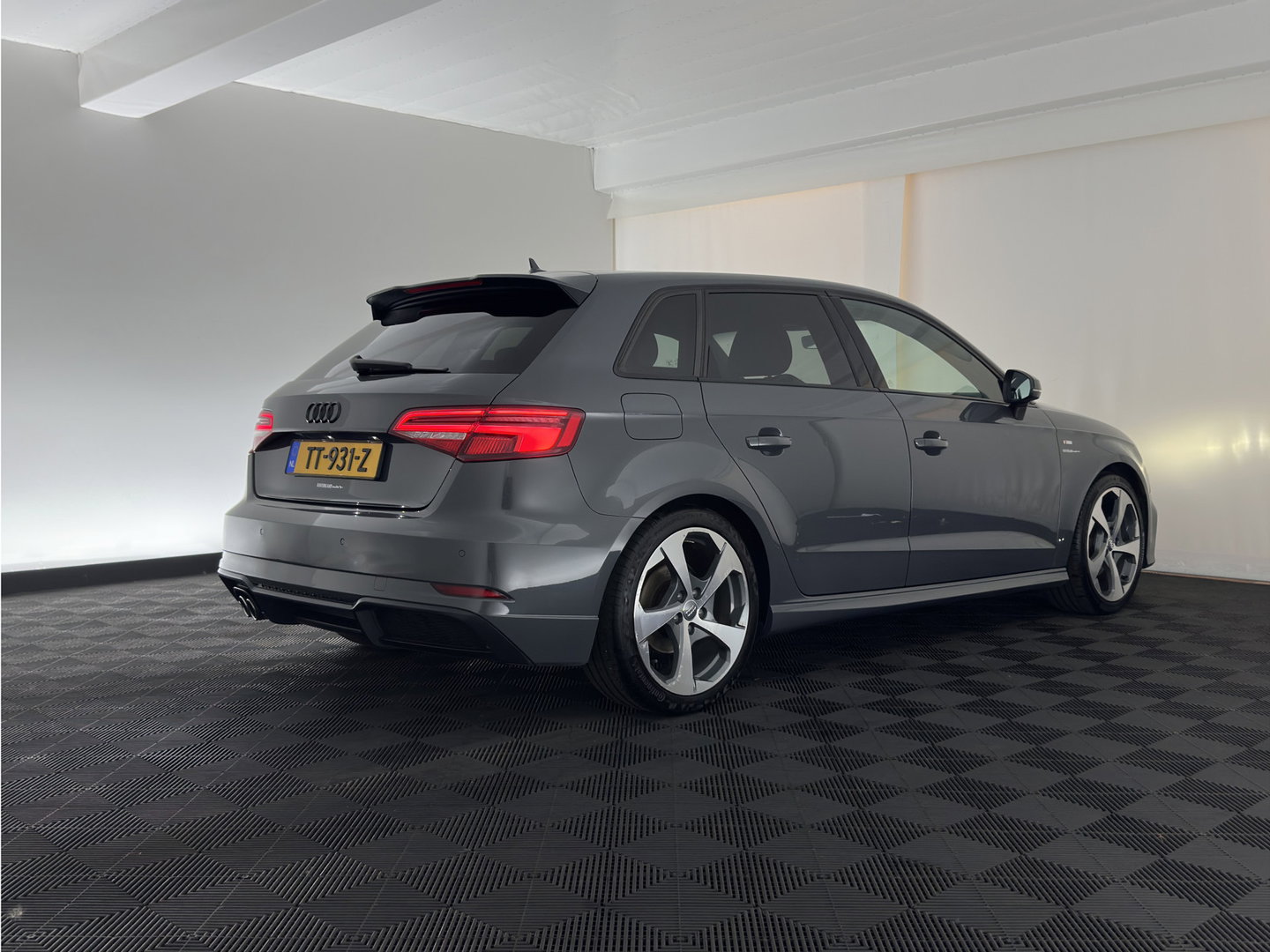 Audi A3 Sportback 1.5 TFSI CoD Sport S-Line Edition Black Optic Package Aut. *LEATHER-FABRIC | FULL-LED | SPORTSEATS | NAVI-FULLMAP | PRIVACY-GLASS | ECC | PDC | CRUISE | 18''ALU*