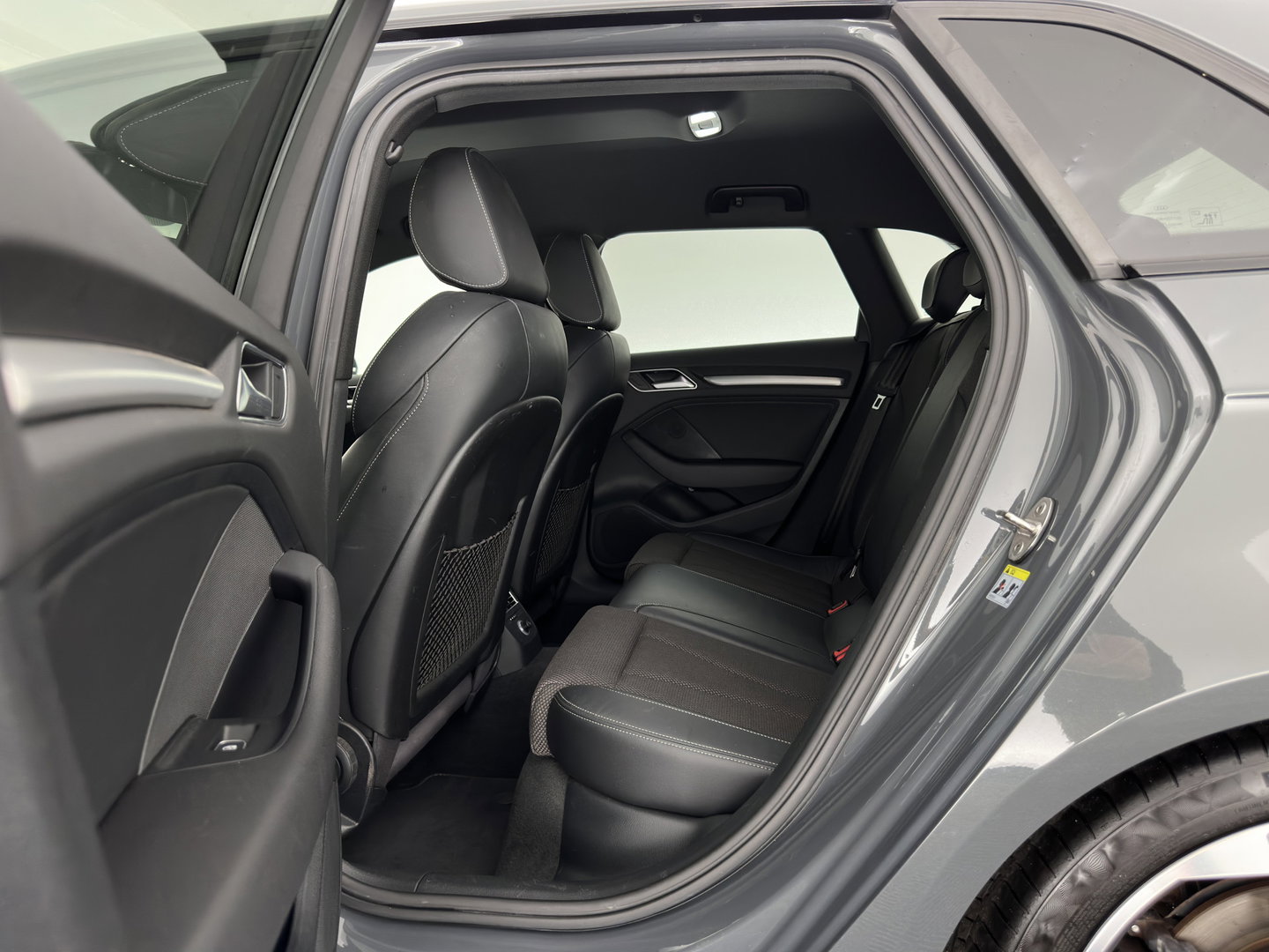 Audi A3 Sportback 1.5 TFSI CoD Sport S-Line Edition Black Optic Package Aut. *LEATHER-FABRIC | FULL-LED | SPORTSEATS | NAVI-FULLMAP | PRIVACY-GLASS | ECC | PDC | CRUISE | 18''ALU*