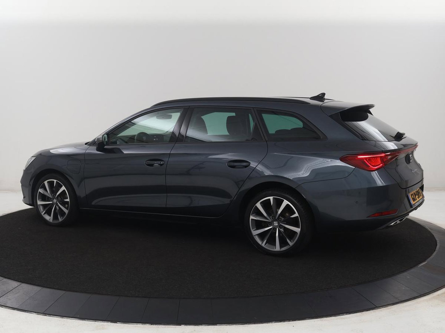 SEAT Leon Sportstourer 1.4 TSI eHybrid PHEV FR | SOH 86,9% | Carplay | Stuur/stoelverwarming | Adaptive cruise | Carplay | Camera | Park assist | Sfeerverlichting |