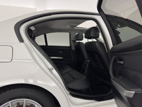 BMW 3 Serie 318i High Executive Aut. *PANO | LEATHER | XENON | HEATED-COMFORTSEATS | NAVI-FULLMAP | PRIVACY-GLASS | ECC | PDC | CRUISE | 16''ALU*