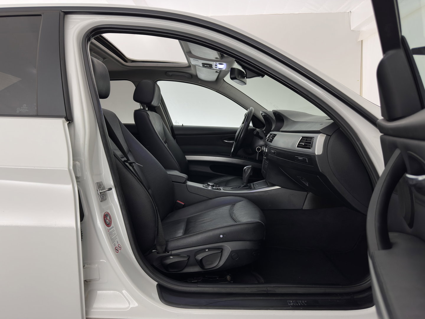 BMW 3 Serie 318i High Executive Aut. *PANO | LEATHER | XENON | HEATED-COMFORTSEATS | NAVI-FULLMAP | PRIVACY-GLASS | ECC | PDC | CRUISE | 16''ALU*