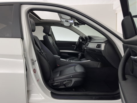 BMW 3 Serie 318i High Executive Aut. *PANO | LEATHER | XENON | HEATED-COMFORTSEATS | NAVI-FULLMAP | PRIVACY-GLASS | ECC | PDC | CRUISE | 16''ALU*