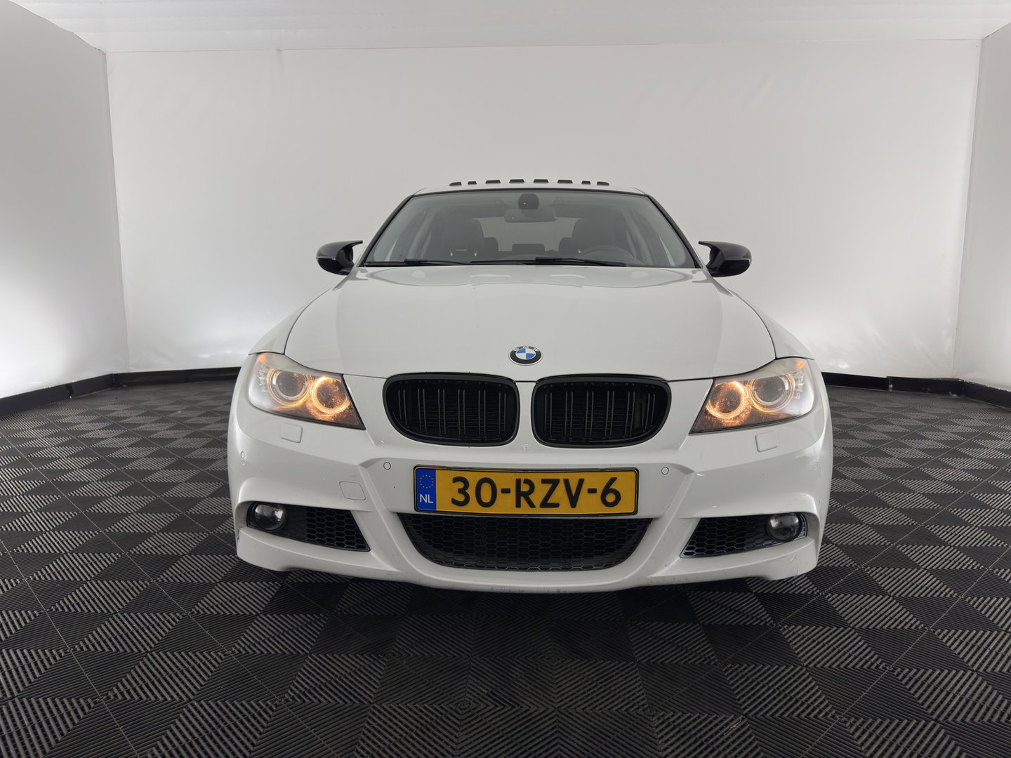BMW 3 Serie 318i High Executive Aut. *PANO | LEATHER | XENON | HEATED-COMFORTSEATS | NAVI-FULLMAP | PRIVACY-GLASS | ECC | PDC | CRUISE | 16''ALU*