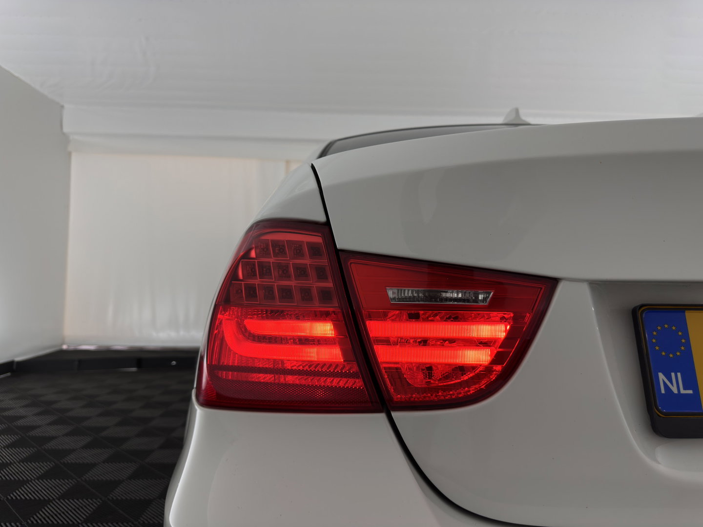 BMW 3 Serie 318i High Executive Aut. *PANO | LEATHER | XENON | HEATED-COMFORTSEATS | NAVI-FULLMAP | PRIVACY-GLASS | ECC | PDC | CRUISE | 16''ALU*
