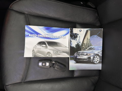 BMW 3 Serie 318i High Executive Aut. *PANO | LEATHER | XENON | HEATED-COMFORTSEATS | NAVI-FULLMAP | PRIVACY-GLASS | ECC | PDC | CRUISE | 16''ALU*