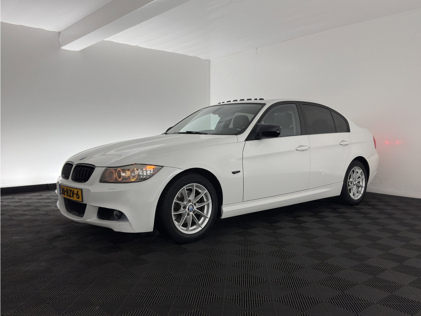 BMW 3 Serie 318i High Executive Aut. *PANO | LEATHER | XENON | HEATED-COMFORTSEATS | NAVI-FULLMAP | PRIVACY-GLASS | ECC | PDC | CRUISE | 16''ALU*