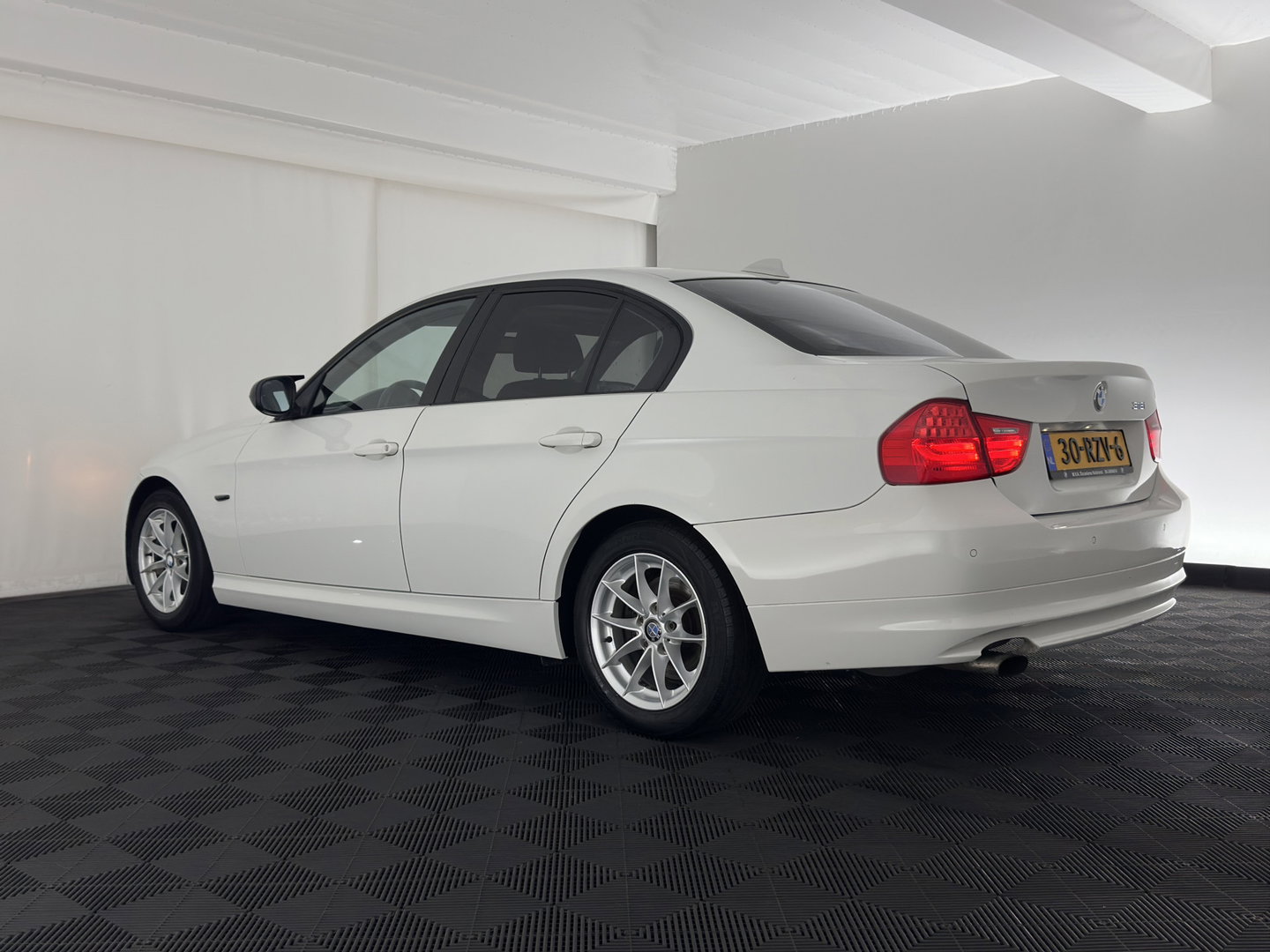 BMW 3 Serie 318i High Executive Aut. *PANO | LEATHER | XENON | HEATED-COMFORTSEATS | NAVI-FULLMAP | PRIVACY-GLASS | ECC | PDC | CRUISE | 16''ALU*