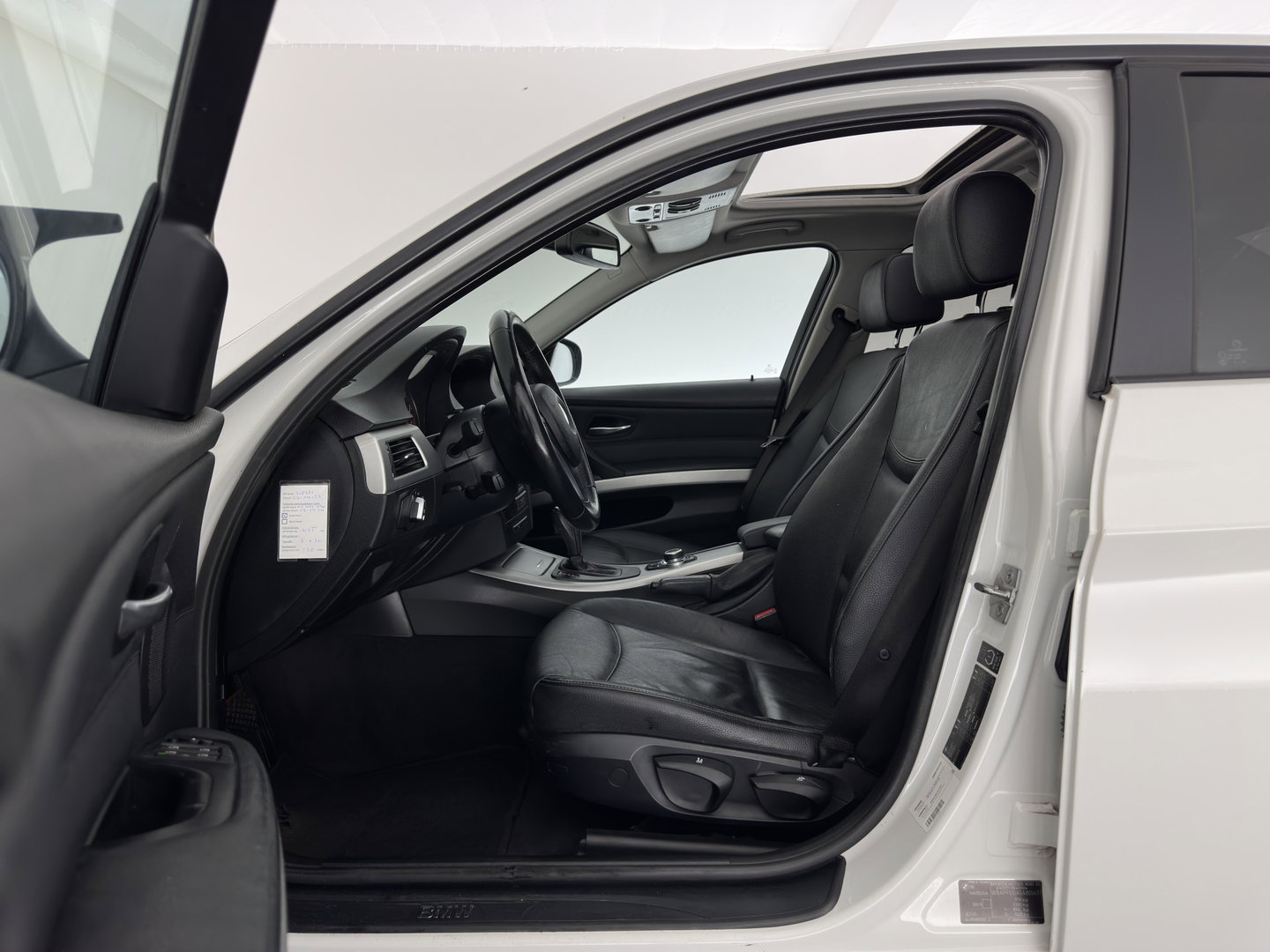 BMW 3 Serie 318i High Executive Aut. *PANO | LEATHER | XENON | HEATED-COMFORTSEATS | NAVI-FULLMAP | PRIVACY-GLASS | ECC | PDC | CRUISE | 16''ALU*