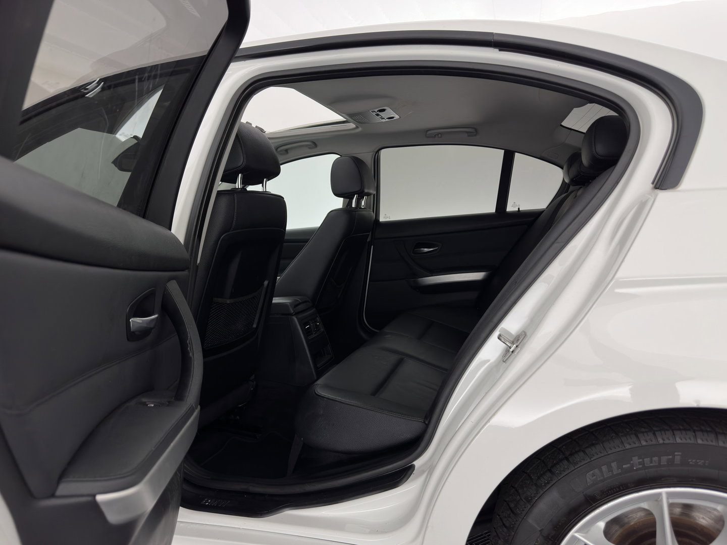 BMW 3 Serie 318i High Executive Aut. *PANO | LEATHER | XENON | HEATED-COMFORTSEATS | NAVI-FULLMAP | PRIVACY-GLASS | ECC | PDC | CRUISE | 16''ALU*