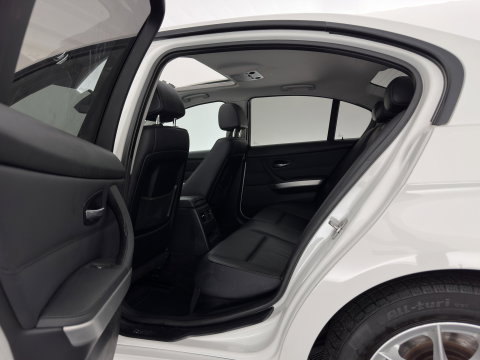 BMW 3 Serie 318i High Executive Aut. *PANO | LEATHER | XENON | HEATED-COMFORTSEATS | NAVI-FULLMAP | PRIVACY-GLASS | ECC | PDC | CRUISE | 16''ALU*