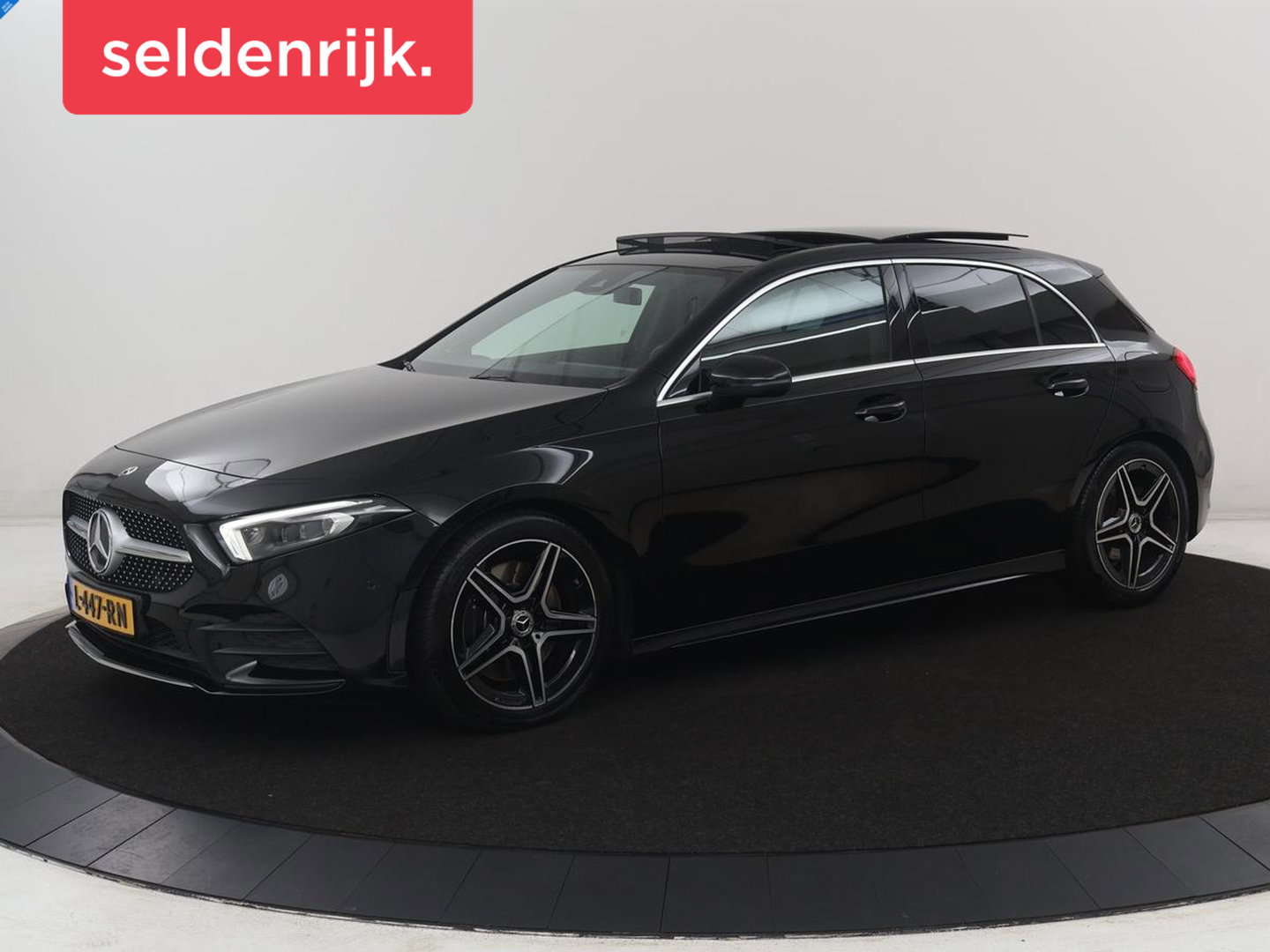 Mercedes-Benz A-Klasse 250 Premium Plus | AMG Line | Panoramadak | Trekhaak | Sfeerverlichting | Leder/alcantara | Burnmeister | Full LED | Stoelverwarming |