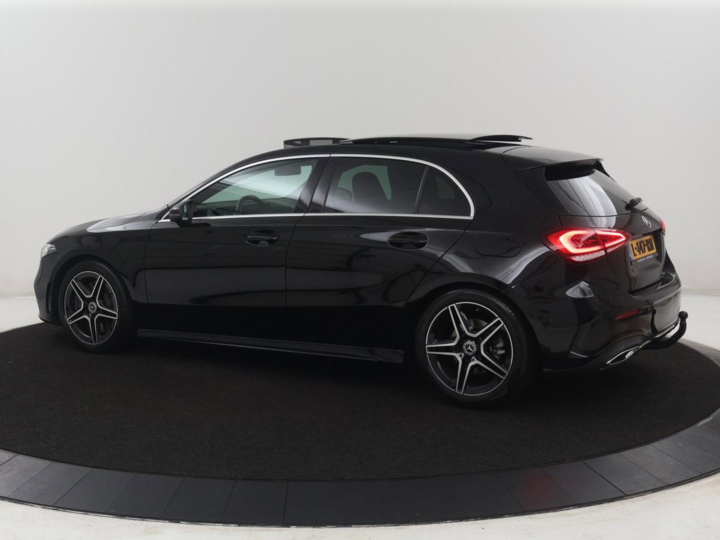 Mercedes-Benz A-Klasse 250 Premium Plus | AMG Line | Panoramadak | Trekhaak | Sfeerverlichting | Leder/alcantara | Burnmeister | Full LED | Stoelverwarming |