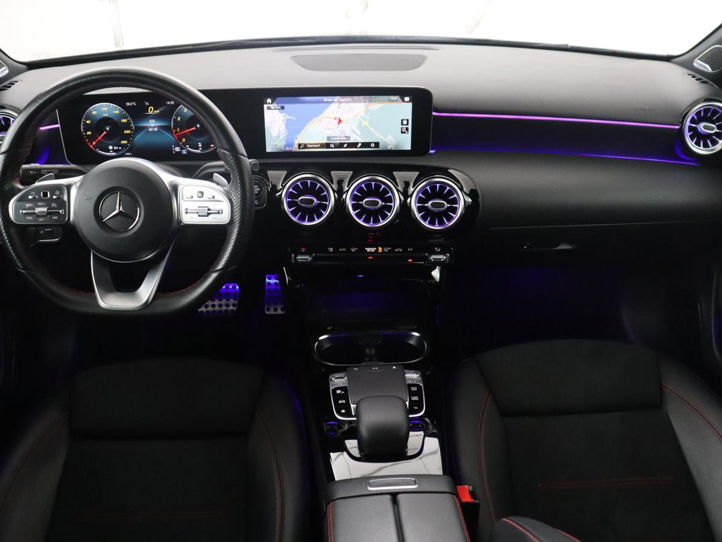 Mercedes-Benz A-Klasse 250 Premium Plus | AMG Line | Panoramadak | Trekhaak | Sfeerverlichting | Leder/alcantara | Burnmeister | Full LED | Stoelverwarming |