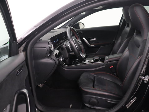 Mercedes-Benz A-Klasse 250 Premium Plus | AMG Line | Panoramadak | Trekhaak | Sfeerverlichting | Leder/alcantara | Burnmeister | Full LED | Stoelverwarming |