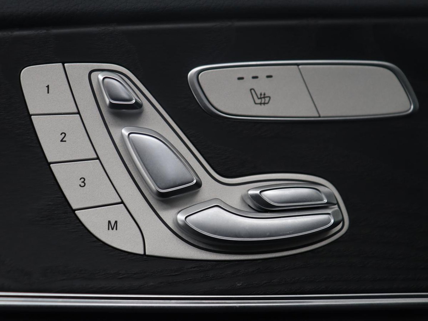 Mercedes-Benz E-Klasse 300 e AMG Line | SOH 88.4% | Panoramadak | Trekhaak | Leder | Burnmeister surround | Head up | 360 camera | Adaptive cruise | Carplay | Memory |