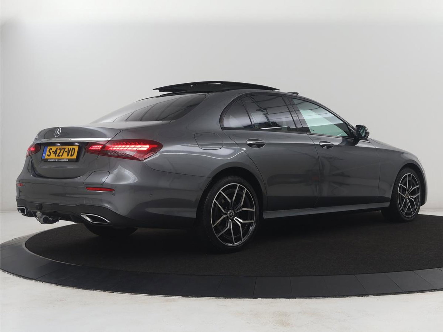 Mercedes-Benz E-Klasse 300 e AMG Line | SOH 88.4% | Panoramadak | Trekhaak | Leder | Burnmeister surround | Head up | 360 camera | Adaptive cruise | Carplay | Memory |