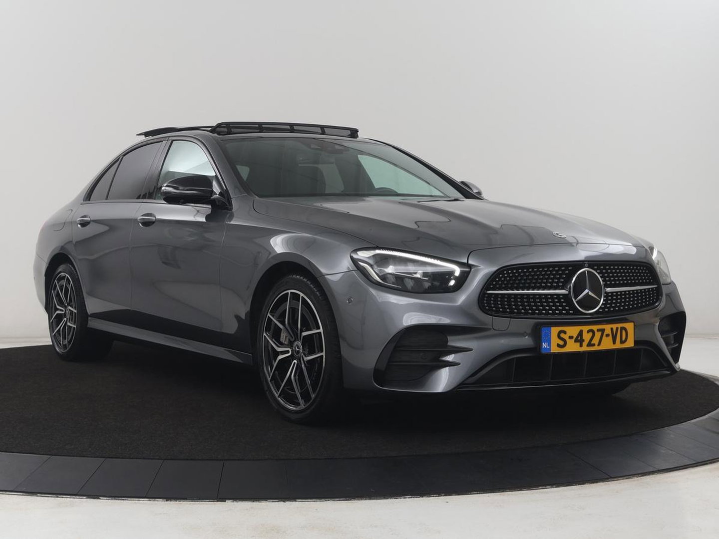 Mercedes-Benz E-Klasse 300 e AMG Line | SOH 88.4% | Panoramadak | Trekhaak | Leder | Burnmeister surround | Head up | 360 camera | Adaptive cruise | Carplay | Memory |