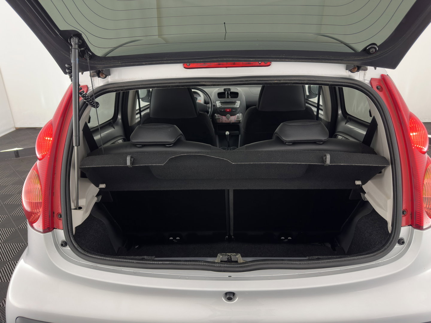 Peugeot 107 1.0-12V Black & Silver *AIRCO | COMFORT-SEATS | RADIO-CD | PRIVACY-GLASS | 14''ALU*