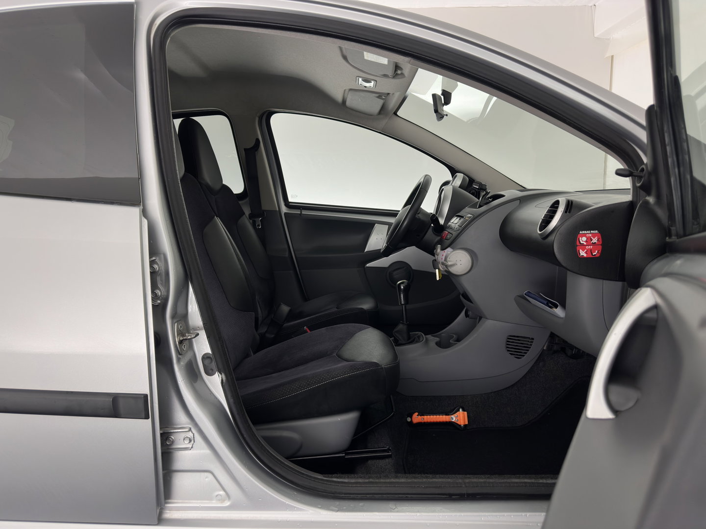 Peugeot 107 1.0-12V Black & Silver *AIRCO | COMFORT-SEATS | RADIO-CD | PRIVACY-GLASS | 14''ALU*