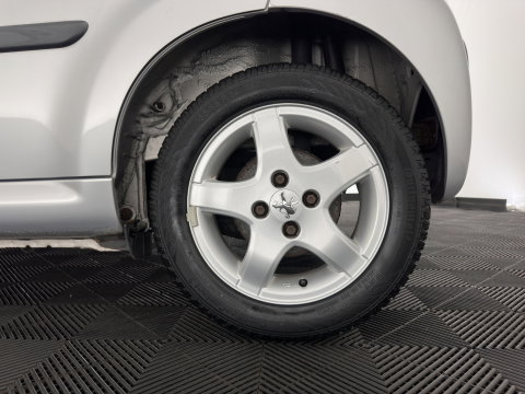 Peugeot 107 1.0-12V Black & Silver *AIRCO | COMFORT-SEATS | RADIO-CD | PRIVACY-GLASS | 14''ALU*