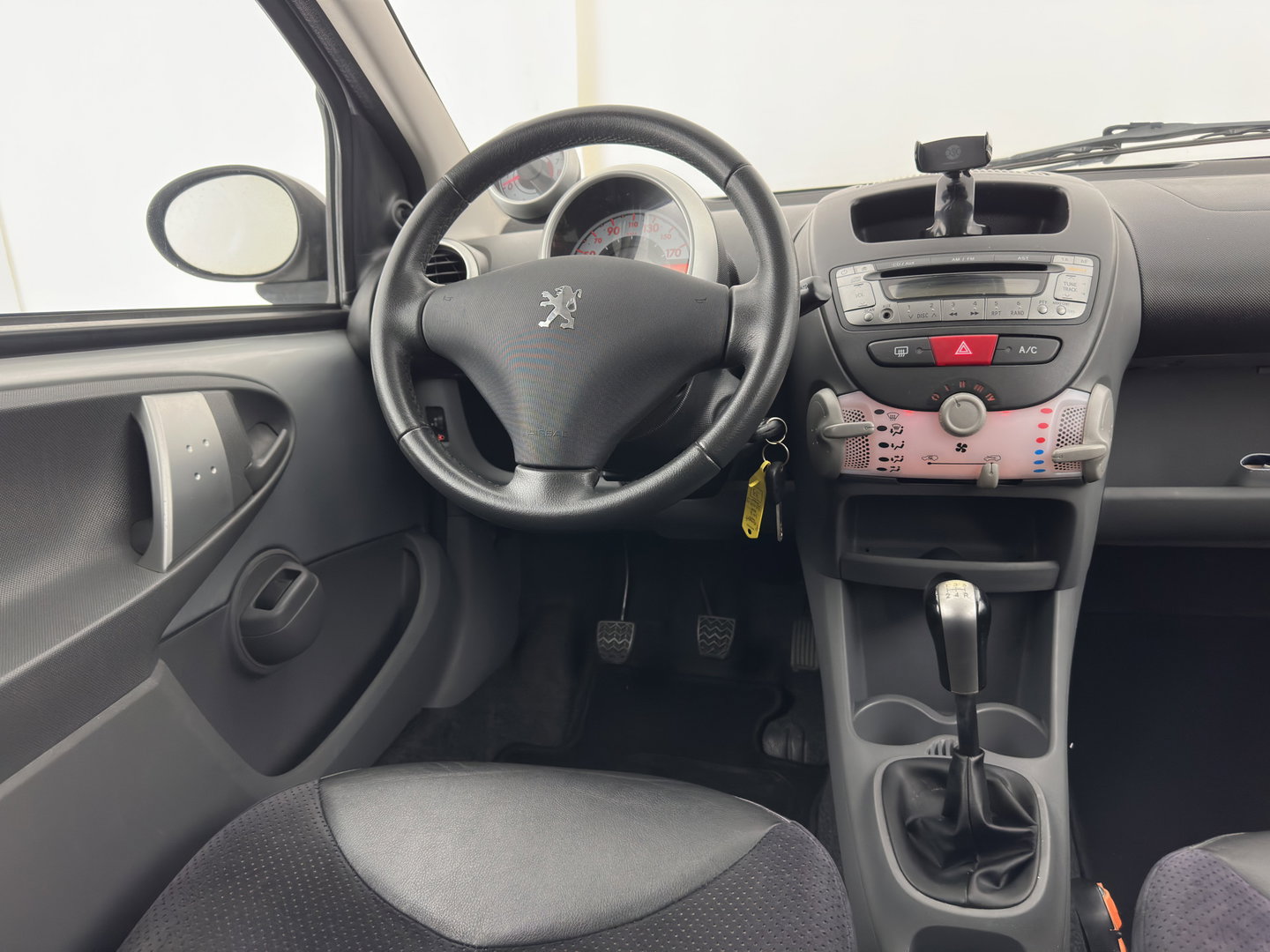 Peugeot 107 1.0-12V Black & Silver *AIRCO | COMFORT-SEATS | RADIO-CD | PRIVACY-GLASS | 14''ALU*