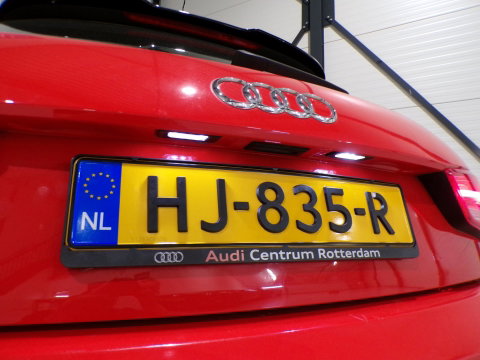 Audi A1 Sportback 1.0 TFSI S-Line "Origineel NL!" 2x S Line Xenon-LED Parkeersensoren Bose 18"Velgen Navigatie Bluetooth Cruise