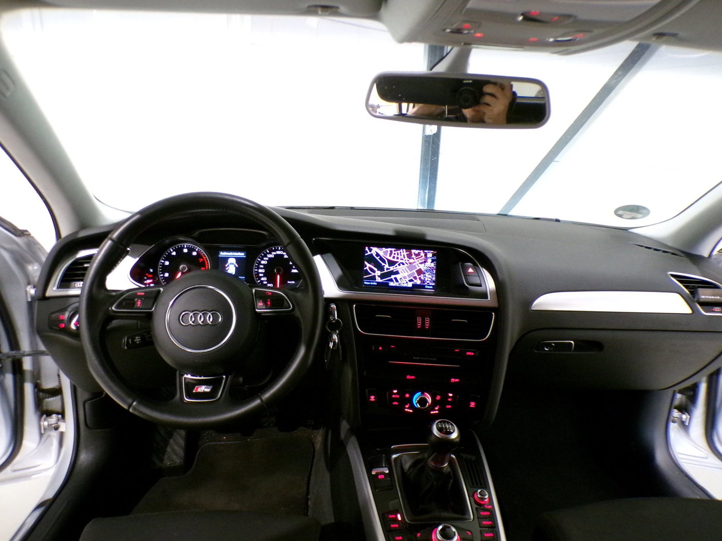 Audi A4 Avant 1.8 TFSI S-Line Edition Trekhaak Stoelverwarming Xenon-LED Bluetooth Parkeersensoren Navigatie Cruise-control