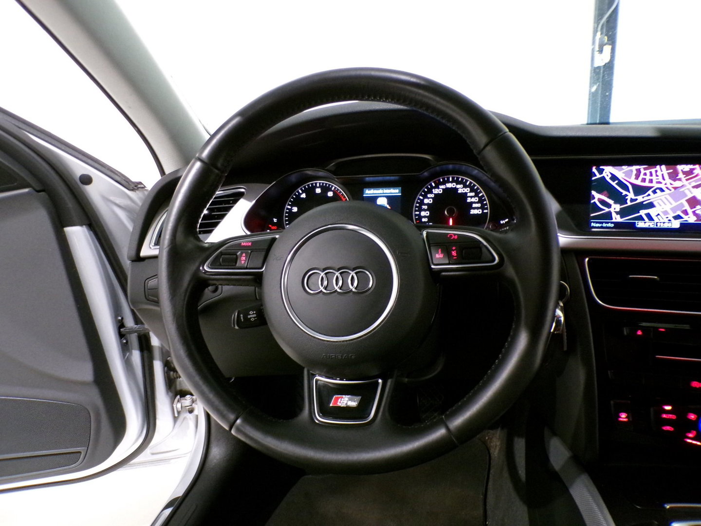 Audi A4 Avant 1.8 TFSI S-Line Edition Trekhaak Stoelverwarming Xenon-LED Bluetooth Parkeersensoren Navigatie Cruise-control