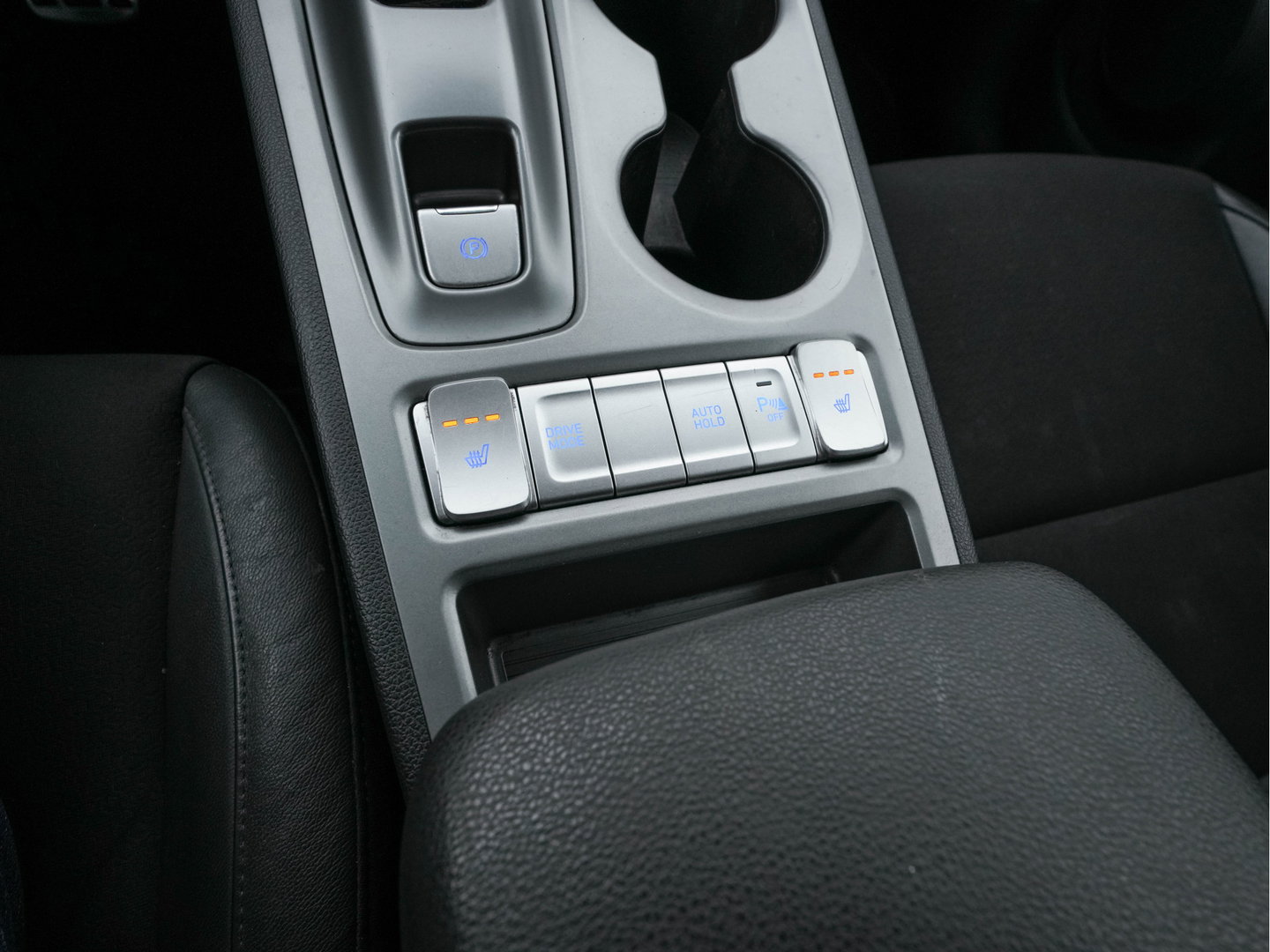 Hyundai KONA EV Fashion 64 kWh (3-Fase) {SOH-100%} (INCL-BTW)  Aut * HEATPUMP | NAVI-FULLMAP | LEATHER-FABRIC | KEYLESS | CAMERA | DAB | ECC | ADAPTIVE-CRUISE | LANE-ASSIST | HEATED-SEATS | PRIVACY-GLASS | HEAD-UP | SHIFTPADDLES | 17"ALU*