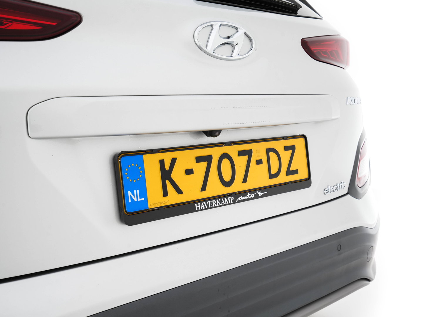 Hyundai KONA EV Fashion 64 kWh (3-Fase) {SOH-100%} (INCL-BTW)  Aut * HEATPUMP | NAVI-FULLMAP | LEATHER-FABRIC | KEYLESS | CAMERA | DAB | ECC | ADAPTIVE-CRUISE | LANE-ASSIST | HEATED-SEATS | PRIVACY-GLASS | HEAD-UP | SHIFTPADDLES | 17"ALU*