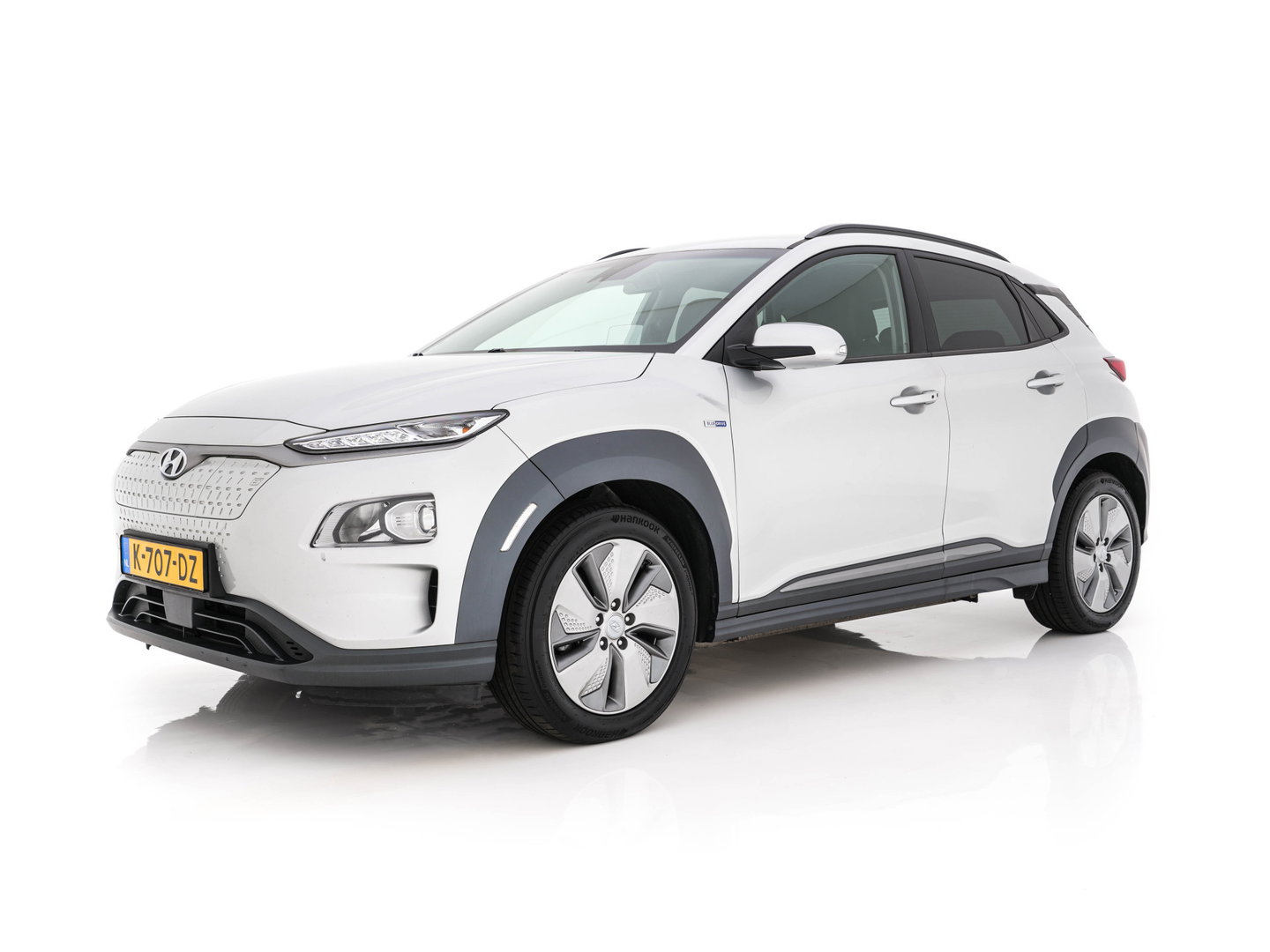 Hyundai KONA EV Fashion 64 kWh (3-Fase) {SOH-100%} (INCL-BTW)  Aut * HEATPUMP | NAVI-FULLMAP | LEATHER-FABRIC | KEYLESS | CAMERA | DAB | ECC | ADAPTIVE-CRUISE | LANE-ASSIST | HEATED-SEATS | PRIVACY-GLASS | HEAD-UP | SHIFTPADDLES | 17"ALU*