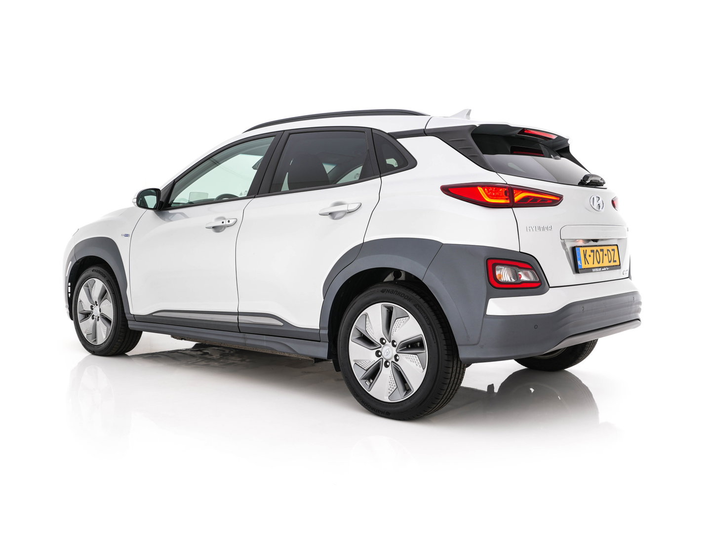Hyundai KONA EV Fashion 64 kWh (3-Fase) {SOH-100%} (INCL-BTW)  Aut * HEATPUMP | NAVI-FULLMAP | LEATHER-FABRIC | KEYLESS | CAMERA | DAB | ECC | ADAPTIVE-CRUISE | LANE-ASSIST | HEATED-SEATS | PRIVACY-GLASS | HEAD-UP | SHIFTPADDLES | 17"ALU*