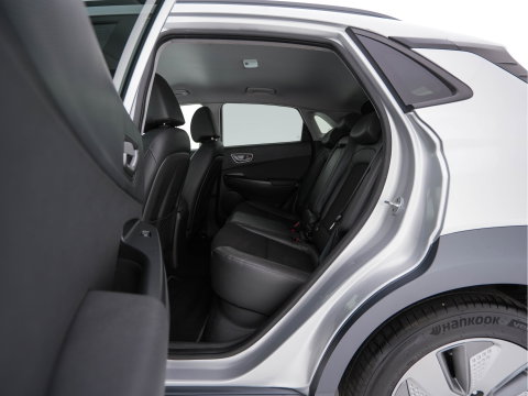 Hyundai KONA EV Fashion 64 kWh (3-Fase) {SOH-100%} (INCL-BTW)  Aut * HEATPUMP | NAVI-FULLMAP | LEATHER-FABRIC | KEYLESS | CAMERA | DAB | ECC | PDC | ADAPTIVE-CRUISE | LANE-ASSIST | HEATED SEATS | PRIVACY-GLASS | HEAD-UP | SHIFT-PADDLES | 17"A