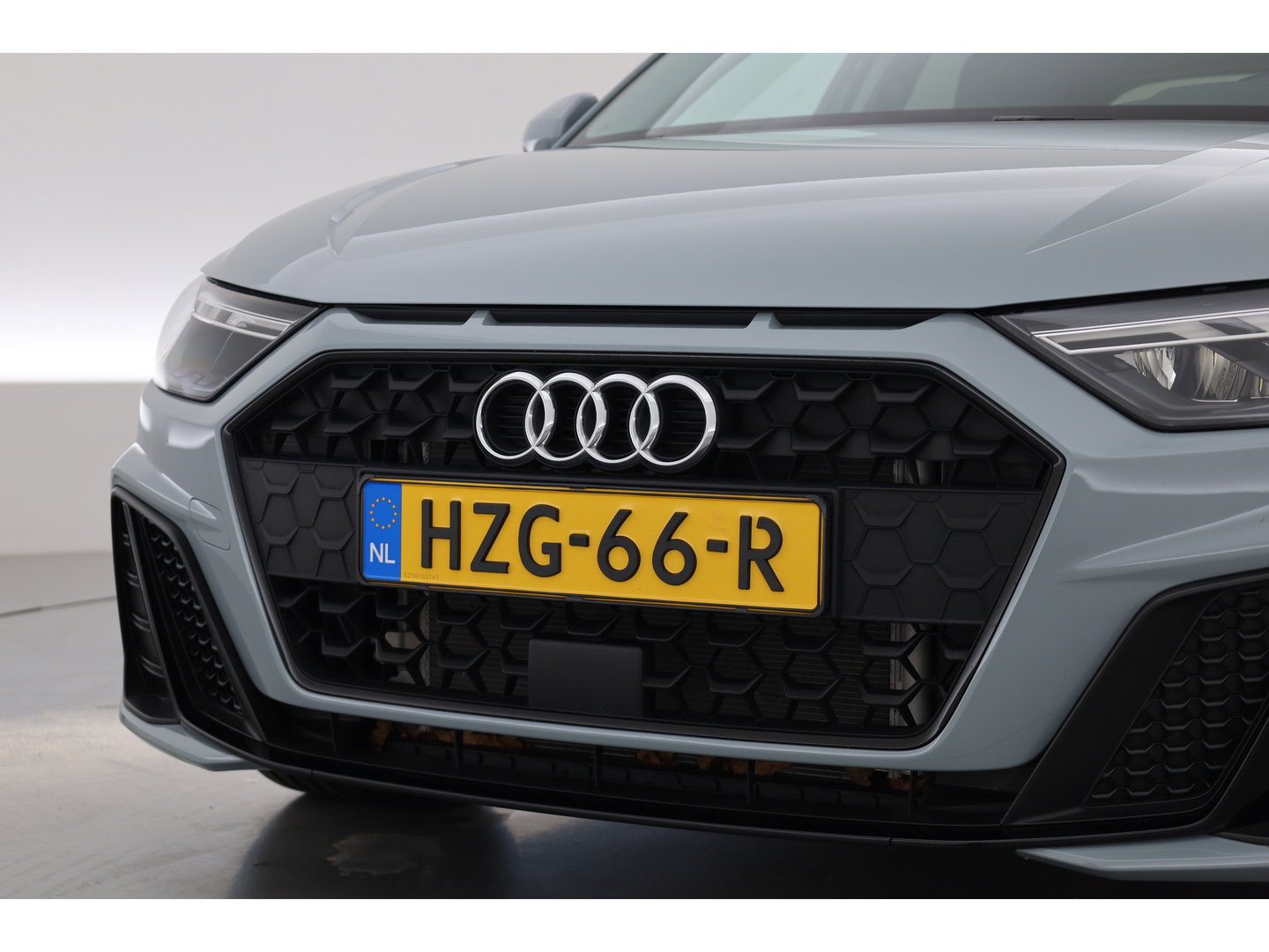 Audi A1 Sportback 30 Tfsi S-Line | Arrow Gray | | Rijklaar! | Cruise Control | Camera + PDC A | Stoelverw. | Keyless | Apple CarPlay | 17''